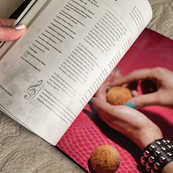 COOKBOOK * RED ROOSTER of HARLEM The cookbook by Marcus Samuelsson. - Picture 13 of 16